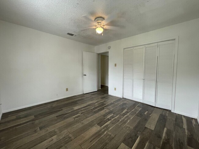 Building Photo - COMING SOON - 2 Bedroom 1 Bath Home in Lak...