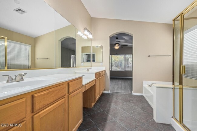 Building Photo - 295 W Goldfinch Way