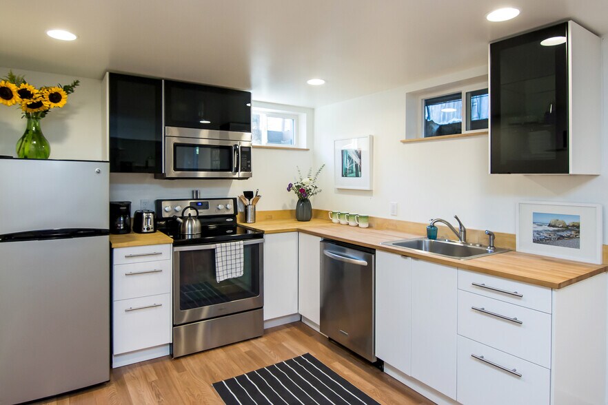 Building Photo - 2628 Northeast Ainsworth Street