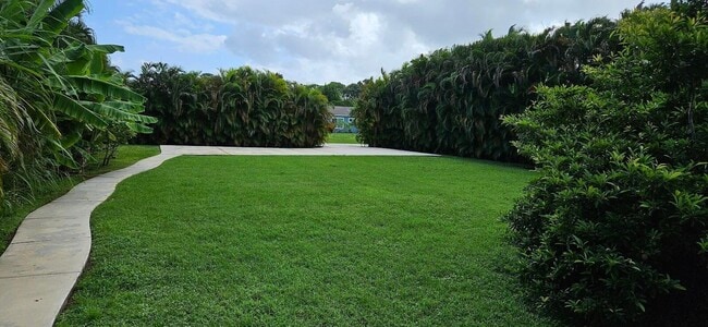 Building Photo - 1257 SE Airoso Blvd