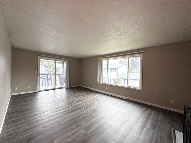 Building Photo - Single Family Home in Beaverton, OR 6 Beds 3 Baths w/ Double Car Garage!