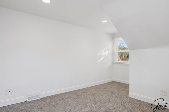Building Photo - 4 bedroom $1550