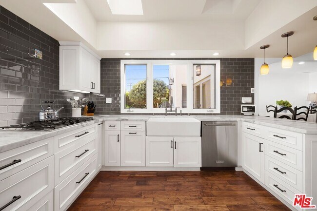 Building Photo - 200 S McCarty Dr