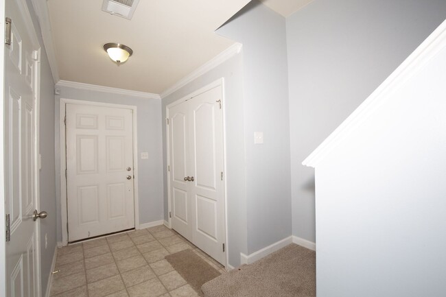 Building Photo - 3 bed, 2full/2 half bath Townhome in Marti...