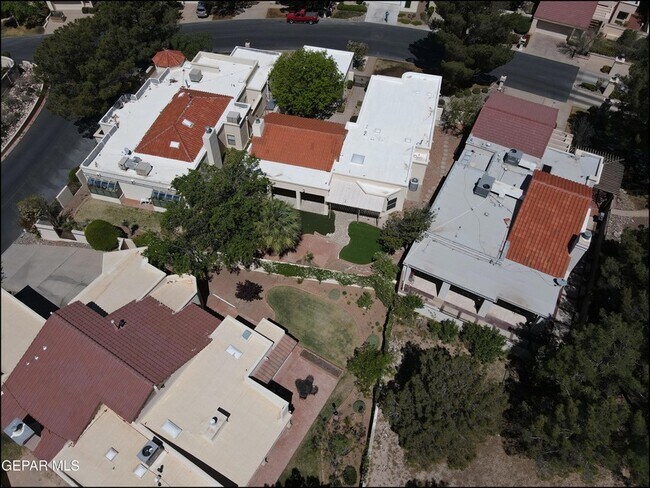 Building Photo - 1004 Los Jardines Cir