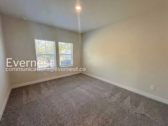 Building Photo - 204 Douglas Bend Rd