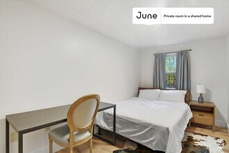 Building Photo - Private bedroom in 3 bed/1 bath Home