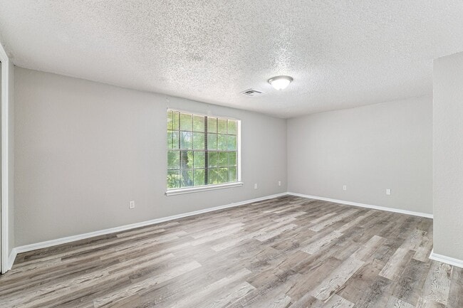 Building Photo - 4 bed, 3 bath home in OKC, OK