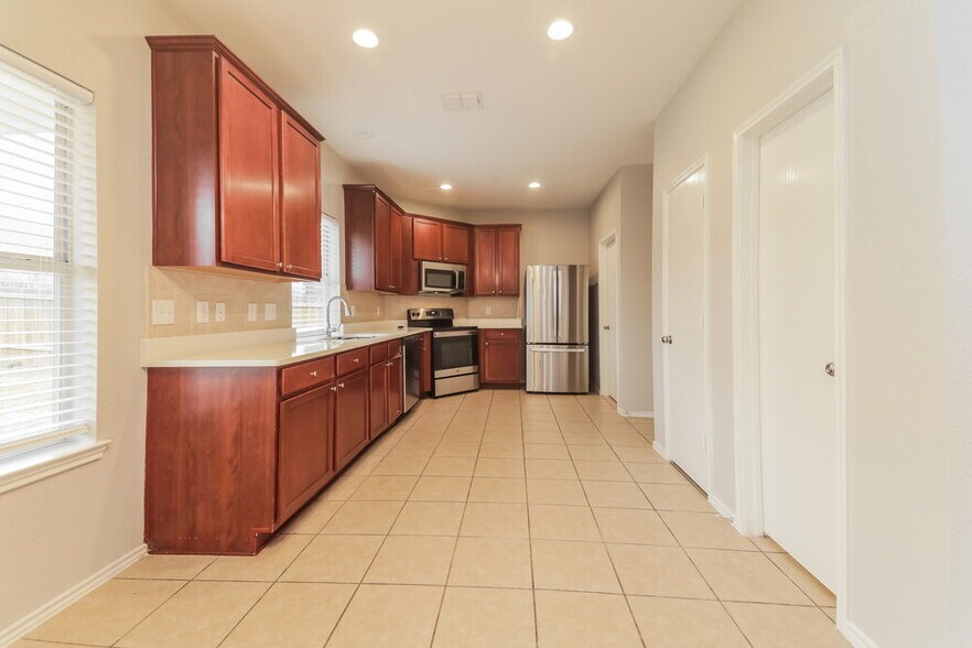 Building Photo - 2026 Gardenia Dr