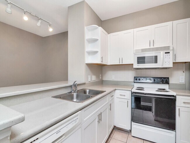 Building Photo - Ground Floor 2 Bedroom 1 Bathroom in Riverview, FL - Walk to Riverview Theater