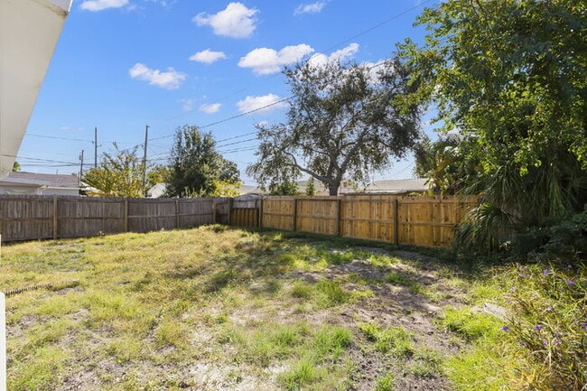 Building Photo - "Charming 3-Bed, 2-Bath Gem in St. Petersb...