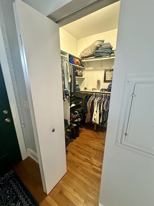 Building Photo - 1048 W Bryn Mawr Ave