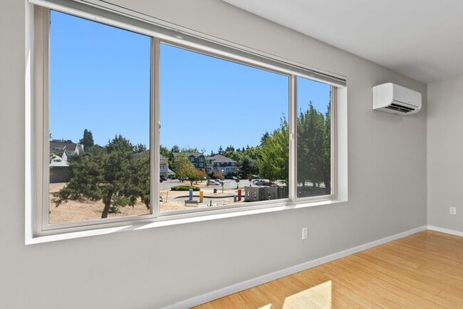 Building Photo - Air Conditioned Judkins Parkside Townhome ...