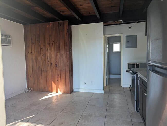 Building Photo - 321 SE 15th Ave