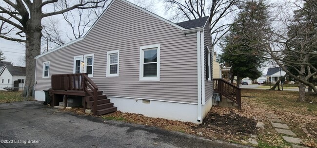 Building Photo - 208 Colonial Dr