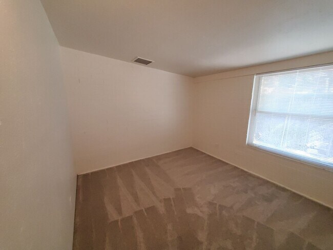 Building Photo - 4 bedrooms and 2 bathrooms with A/C.
