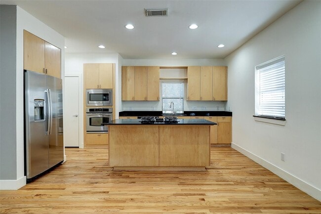 Building Photo - 2202 Bastrop St