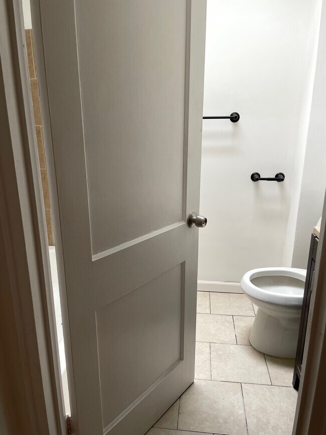 Building Photo - 525 E 35th St