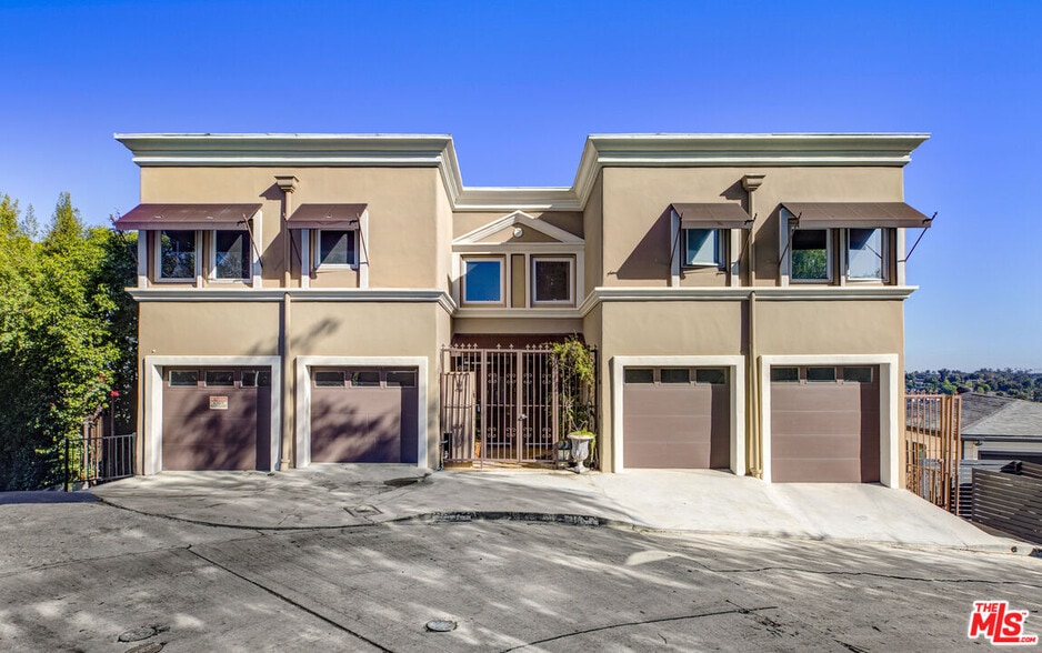 Two stories on the left, no upstairs neighbor. - 1850 San Jacinto St