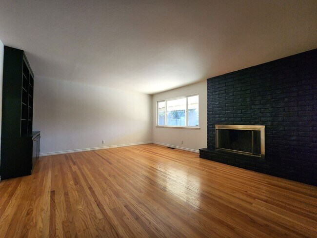 Building Photo - Charming Single Family Home Located in Sou...
