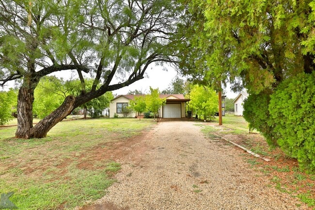Building Photo - Plenty of Room! Cute yards