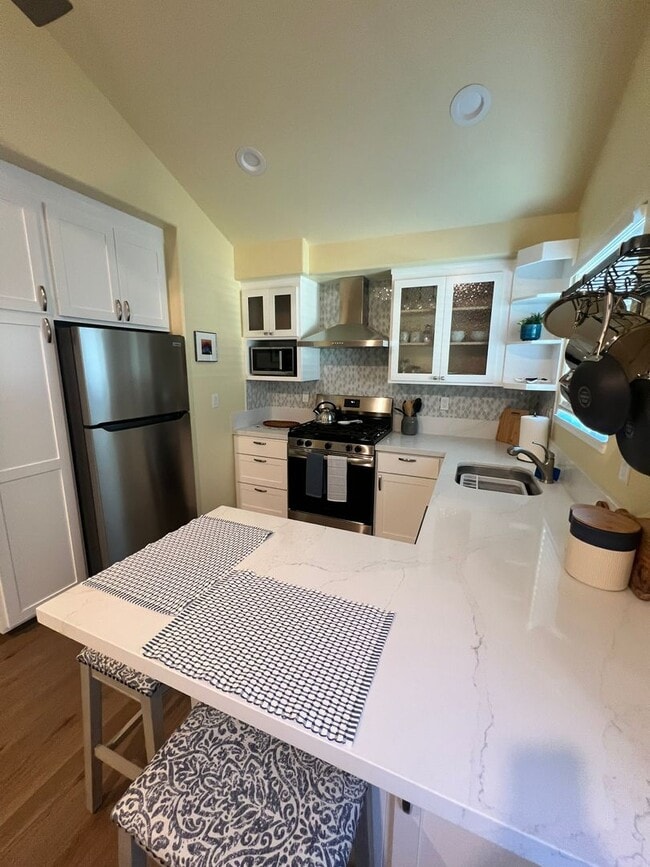 Building Photo - Ventura - Fully furnished one bedroom, one bath month to month rental!