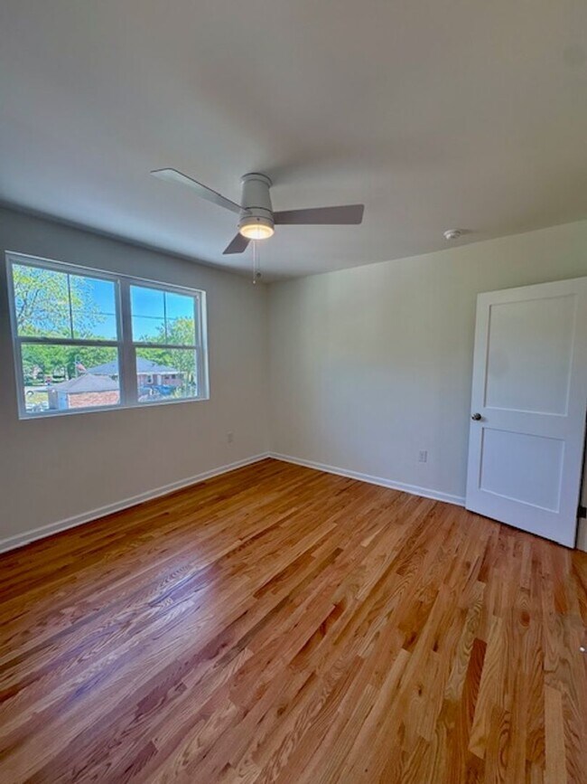Building Photo - Newly Renovated Three Bedrooms Condo in South Windermere