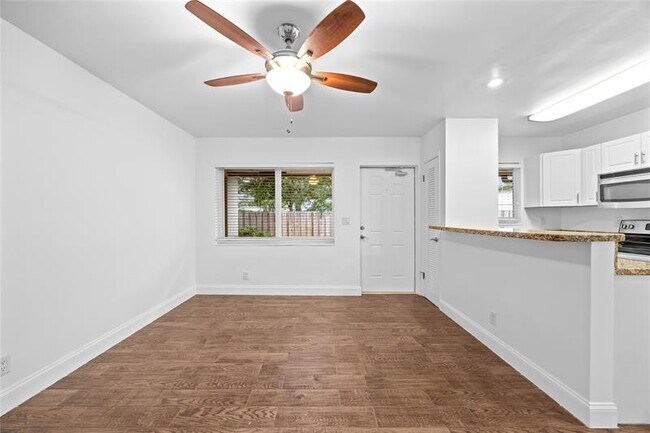 Building Photo - 404 SE 16th St