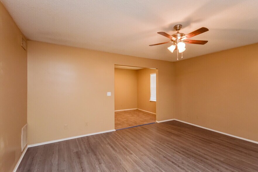 Building Photo - 5438 Farmview Close