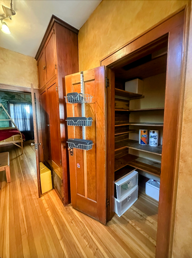 Building Photo - FURNISHED Short Term approved-Gorgeous 4 b...