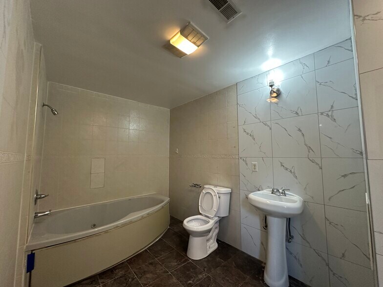 Building Photo - 721 Wharton St