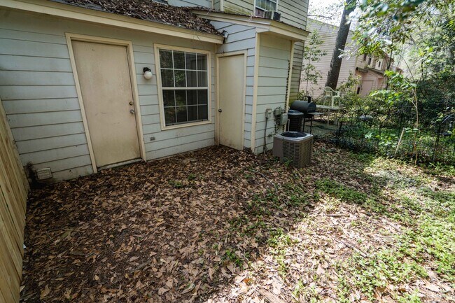 Building Photo - Cozy 2 Bedroom 2 Bathroom available NOW