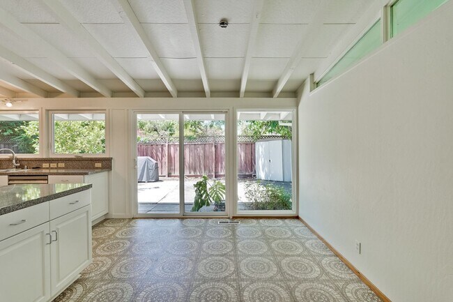 Building Photo - 3 Bed 2 Bath Mackay Home in Desirable Mont...