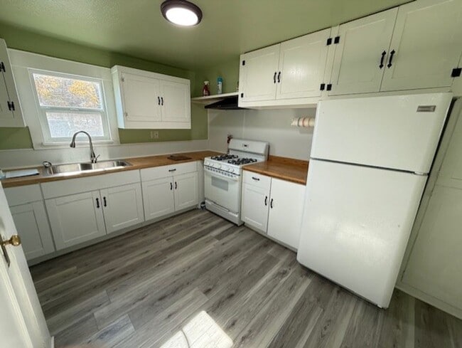Building Photo - Beautifully Renovated 2-Bedroom Home – Mod...