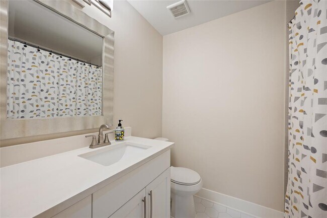 Building Photo - 4902 Pelham Dr