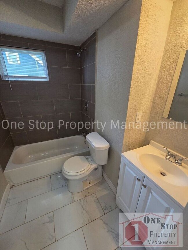 Building Photo - Beautiful 4 Bedroom 2 Bathroom in Kansas City!
