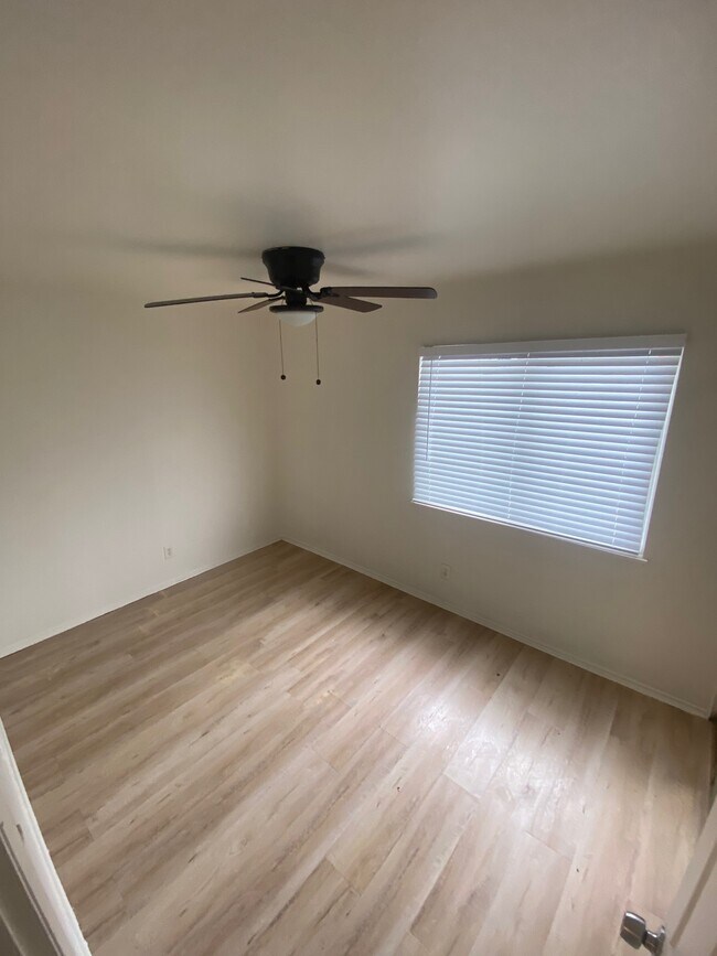 Building Photo - 262 E Allenhurst St