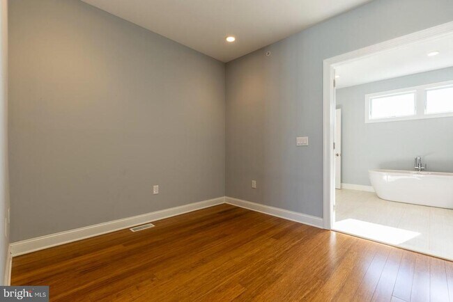 Building Photo - 153 Levering St