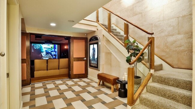 Building Photo - Downtown HB Furnished One-Month to Mid-Term Rental