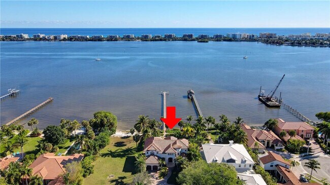 Building Photo - 1320 S Lakeside Dr
