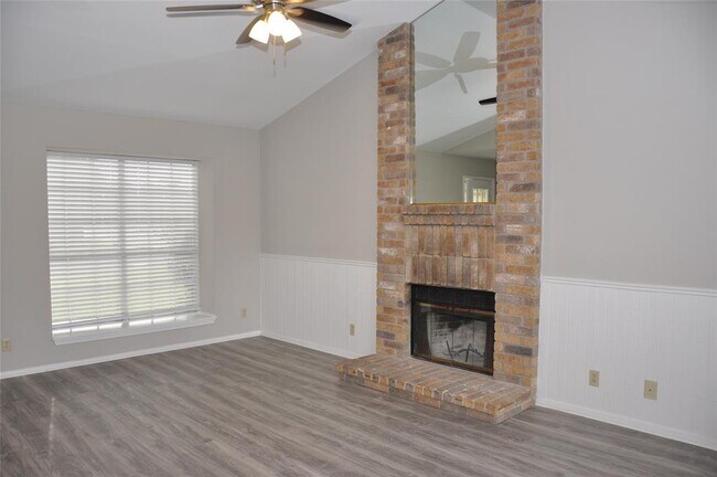 Building Photo - 800 Daffodil Dr