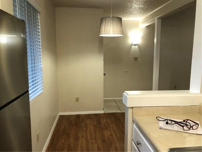 Building Photo - 6907 Woodhue Dr