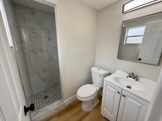 Building Photo - NEW PRICE!- Beautifully Updated 2/2 Home
