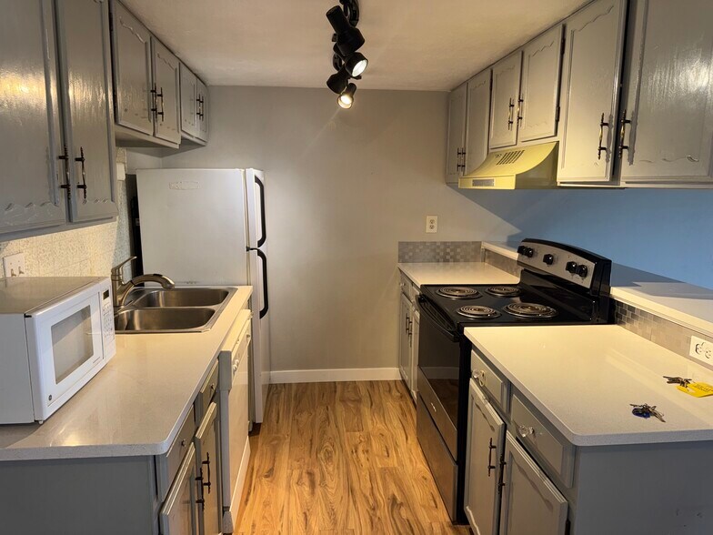 Building Photo - 645 Manhattan Pl