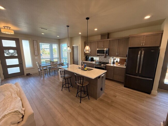 Building Photo - Available September 1, 3 bed 2.5 bath