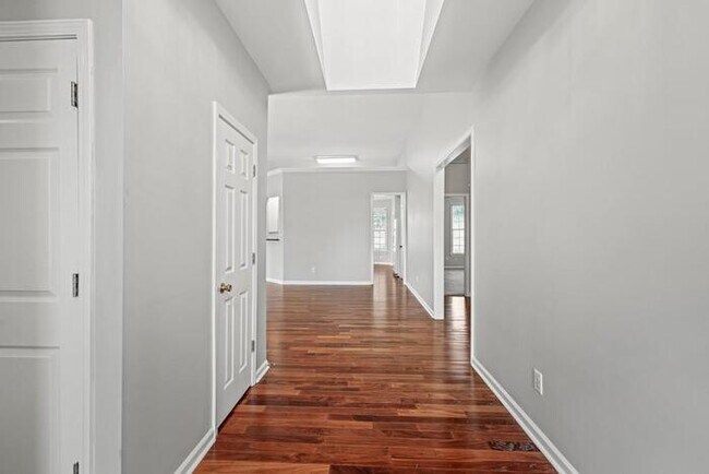 Building Photo - House 4 Beds 2 Baths