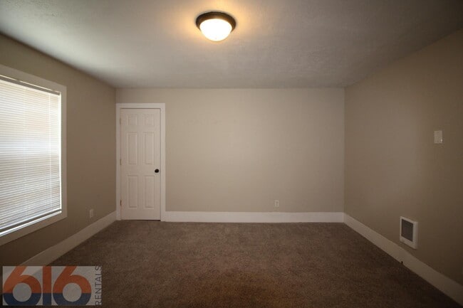 Building Photo - 819 Douglas St NW