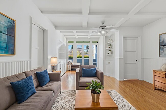 Building Photo - 307 S Doheny Dr