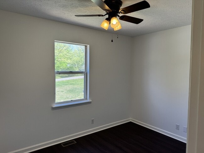 Building Photo - 10125 N Twin Springs Rd