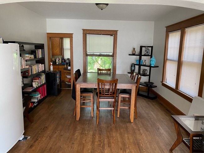 Building Photo - Beautiful 5 Bedroom/2.5 Bathroom Home in Popular Field Club Area